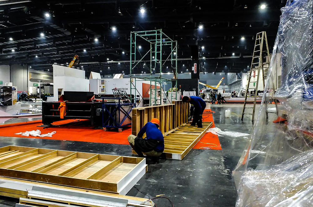 Bangkok,thailand-may,20,,2018,:many,Carpenters,Tear,Down,Booth,For,Move Photo credit: Pakorn Ch / Shutterstock.com